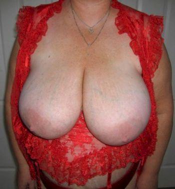 Grosse femme qui aime branler avec ses seins à Caen